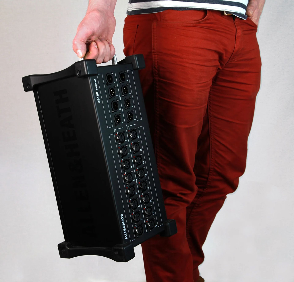 rs990_ar168-hand-held.jpg kopi.webp