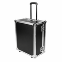 Capro Flightcase for Behringer Wing Compact er en transportkasse i 6,5 mm kryssfiner med skreddersydd foam, butterflylåser, utrekkbart håndtak og kofferthjul.
